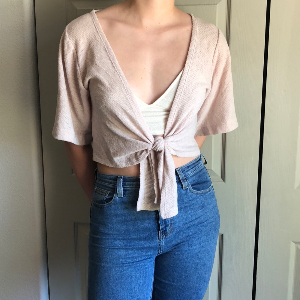 URBAN OUTFITTERS / tie front blouse 🌸